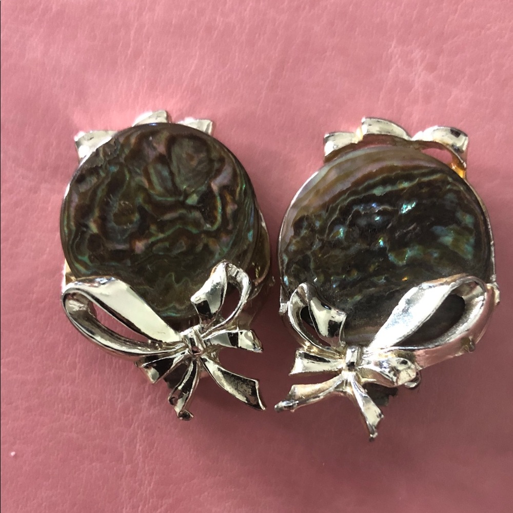 VINTAGE ABALONE SHELL WITH SILVER TONE BOW EMBELLISHMENT